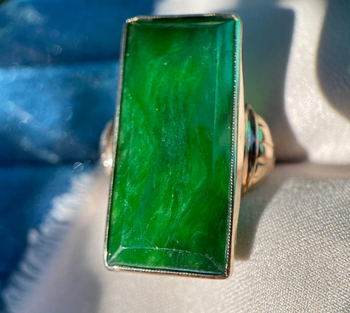 Retro 1940’s Jade Ring in 15k Warm Yellow Gold