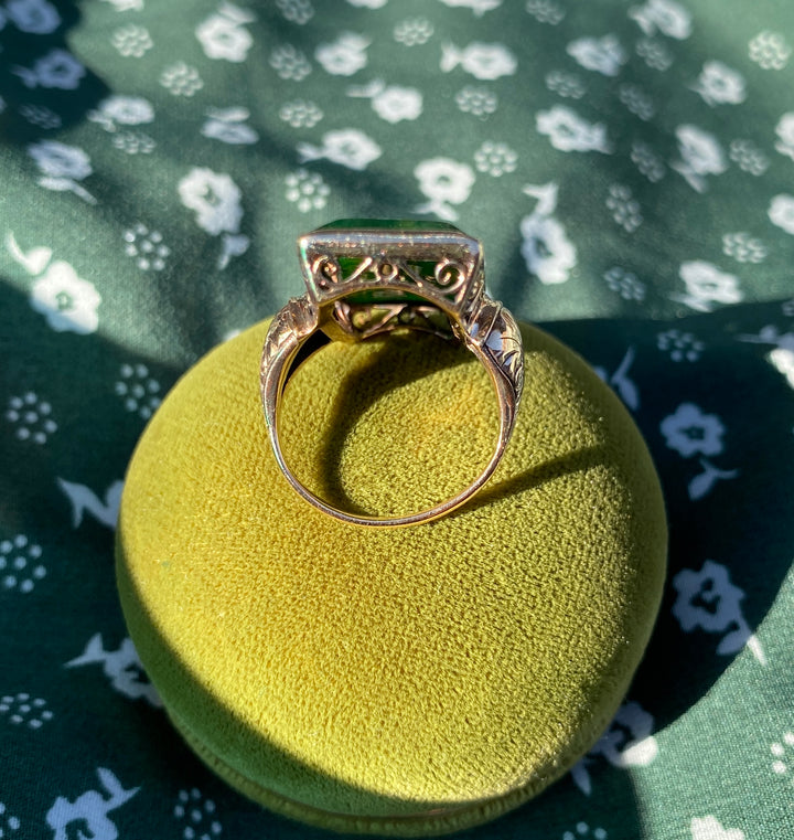Retro 1940’s Jade Ring in 15k Warm Yellow Gold