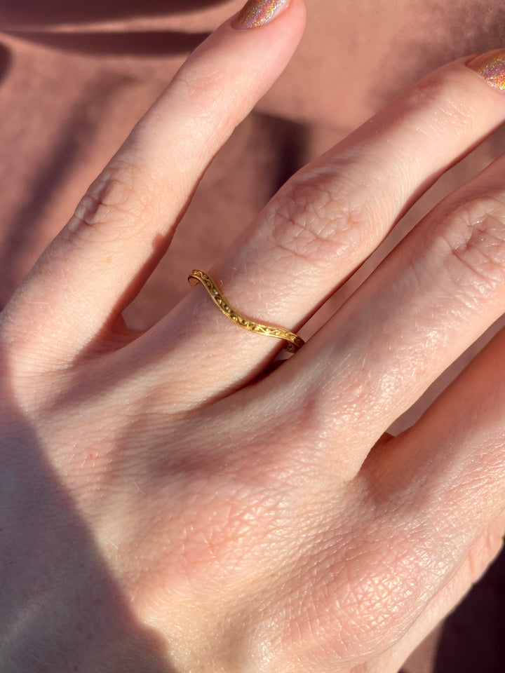 Jabel Detailed Scrollwork Chevron Band in 18k Yellow Gold